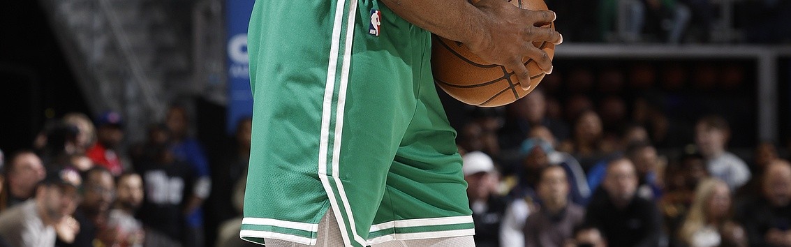 足球新闻-绿军VS活塞裁判报告：共1次漏判 杰伦·布朗关键时刻走步违例