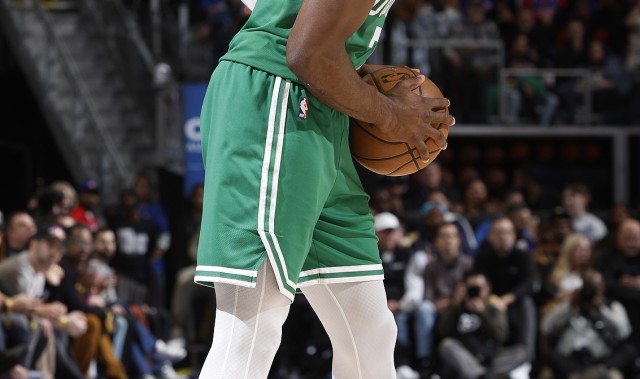 足球新闻-绿军VS活塞裁判报告：共1次漏判 杰伦·布朗关键时刻走步违例