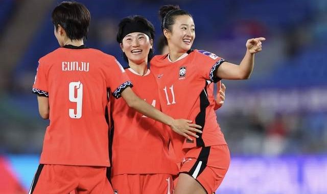 一场3-0，让韩国接近出线！中国队形势有变：拿小组第1=保送四强|菲律宾|澳大利亚|韩国足球队|女足亚洲杯|澳大利亚队_新浪体育_新浪新闻