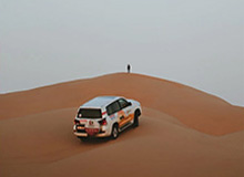 拉都拉不住，比甲前锋戴维球衣都被扯坏了但依旧打入进球